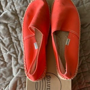 Soludos  size 7-7.5 coral slipons